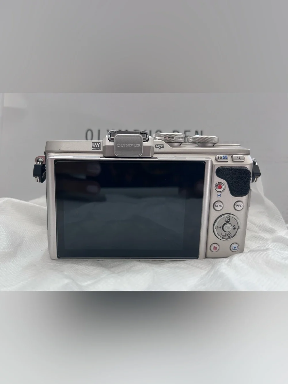 Olympus PEN E-PL8 16.1MP Touchscreen Mirrorless Camera Silver 14-42mm Kit